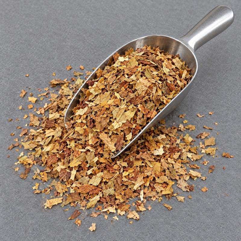 Stainless steel scoop filled with cut tobacco lamina